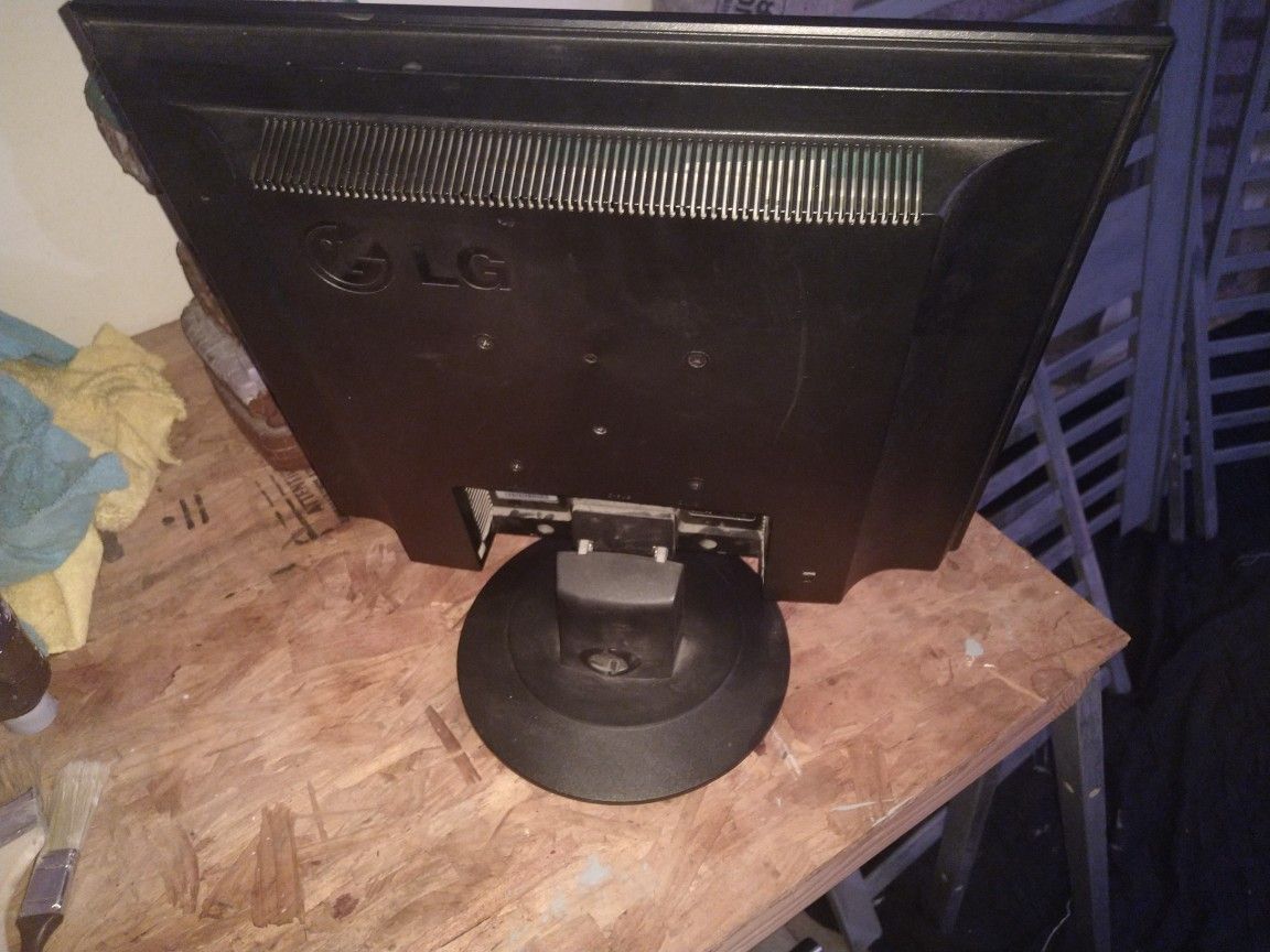 LG computer monitor 16x18
