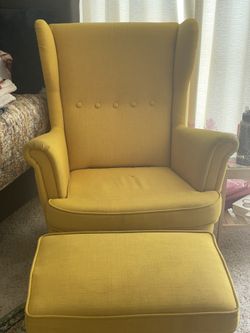Wide Tufted Amchair With Ottoman