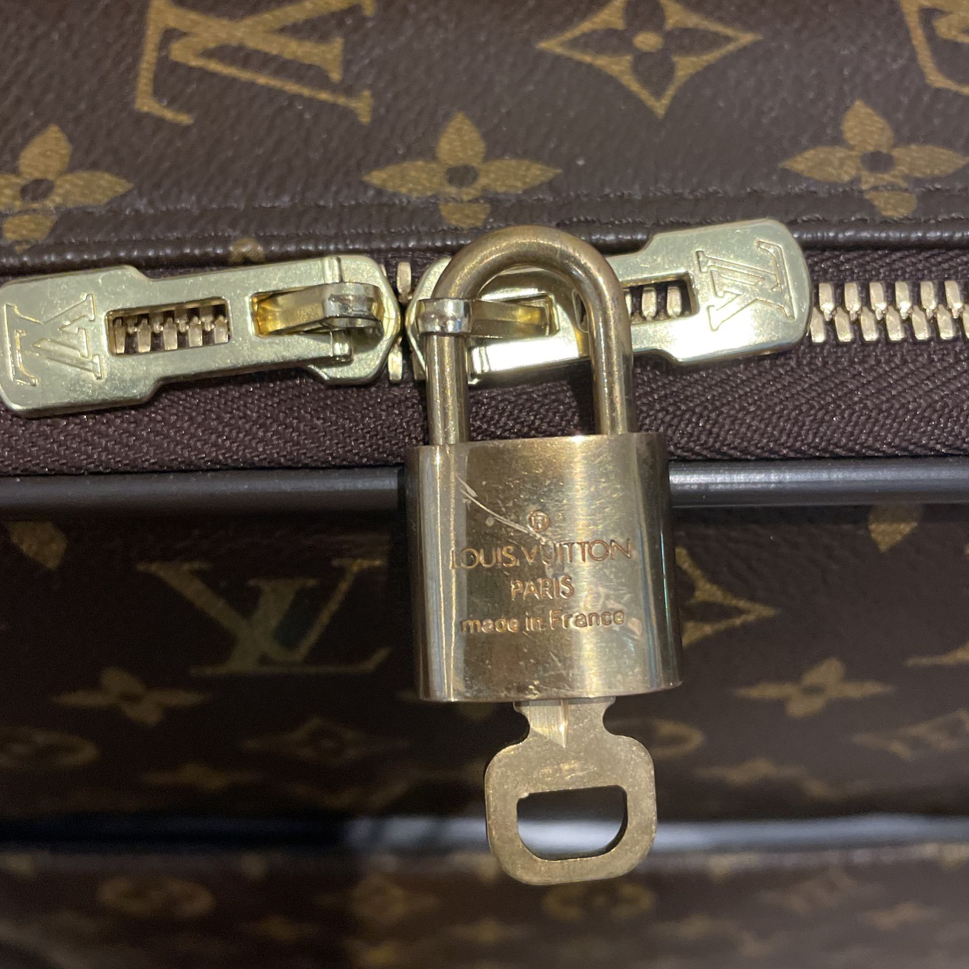 Louis Vuitton Pégase Suitcase 373857