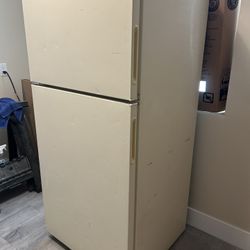 Ge Hotpoint  28 Inch Wide Refrigerator