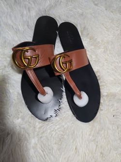 Bro“Elegant brown sandals with beautiful gold detail 🤎
Very fashionable and easy to match with dresses, jeans, shorts, or vacation outfits.
Comfortab