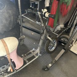 Electric scooter, electric go ped Start and runs and comes with a charger  Ready to ride 10-15 mph Missing plastics  Razor