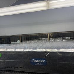 QUEEN SIZE SIMMONS BEAUTYREST WORLD CLASS LEVEL 2 (EXTRA-FIRM) MATTRESS & BOX SPRING BED SET