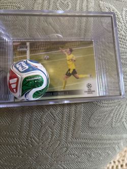 ERLING HAALAND SHADOW BOX- BVB WITH SOCCER BALL