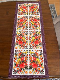 Floral Table Runner with Scalloped Border