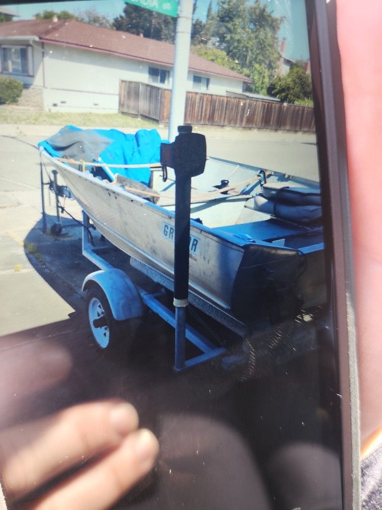 Boat With ENGINE,and 2 Paddles, and Motor Auminum Boat
