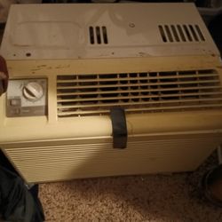 Very Small AC No Finns On Side Fits Small Window