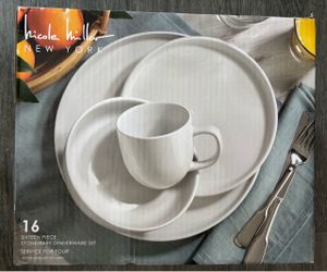 Dinnerware set **NEW**