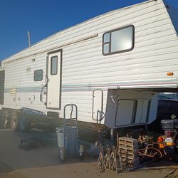 5th Wheel Trailer  3000 Or Better Offer 