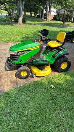 John Deere S130 lawn tractor