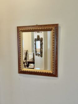 Decorative 19.5” x 16.5” Accent Wall Mirror