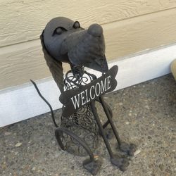 Metal Dog Figure Welcome Sign
