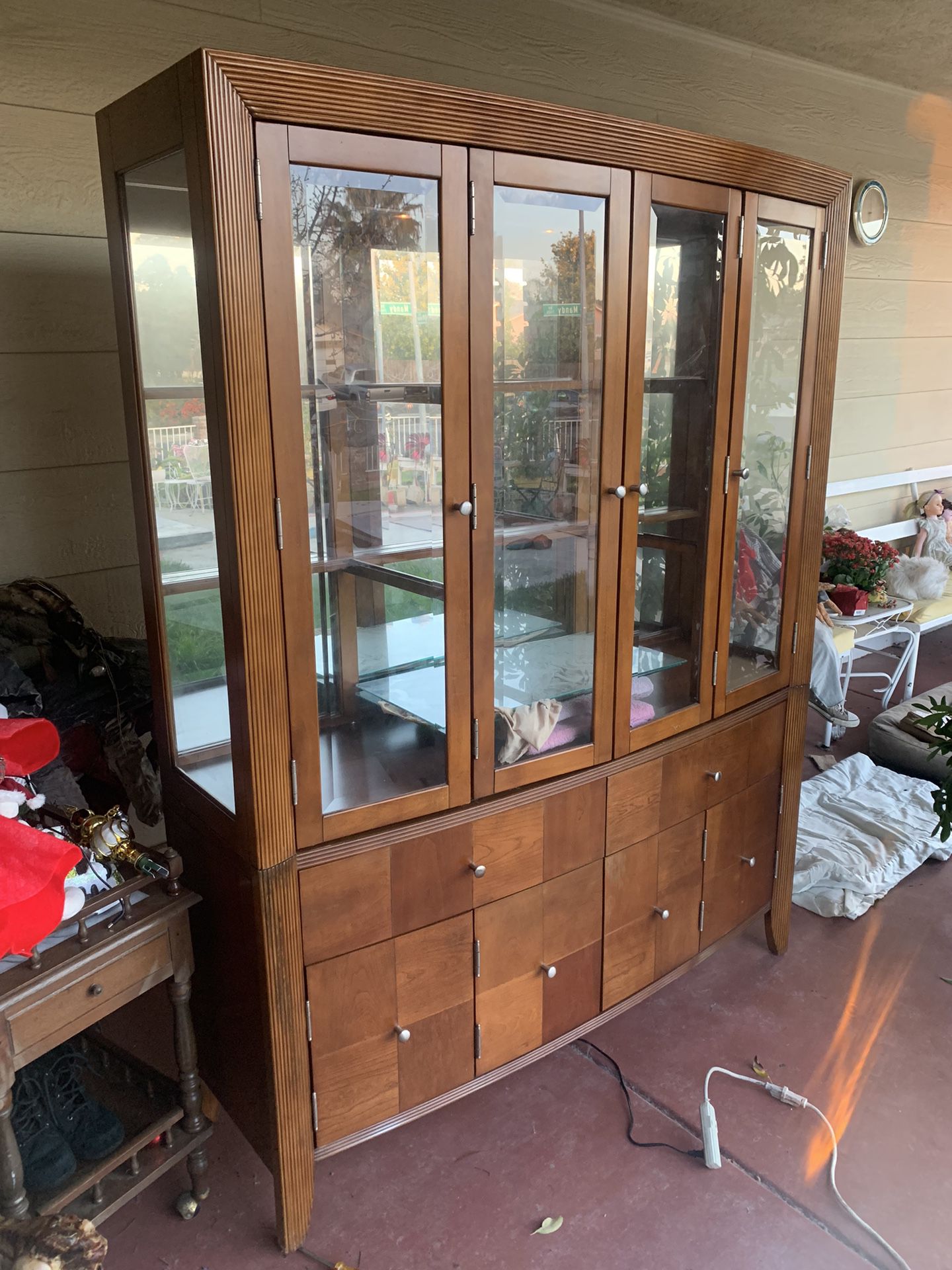 Big Brown Wooden China Cabinet with lights and mirror $250 Or Best Offer (o su mejor oferta. no tenga pena) . Make an offer pls don’t be shy I’m tryin