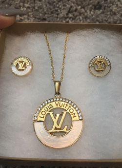3 piece Earrings, Pendant with Necklace set Louis Vuitton 14K gold overlay  / 3piezas juego de Louis Vuitton Aretes, Dije y Cadena 14K baño de Oro for