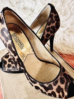  Michael Kors  size 7M