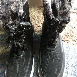 Snow Boots ( 9 Women’s )