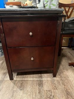 2 nightstands
