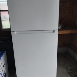 white vissani refrigerator. 10.1ft³