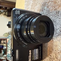 Nikon Coolpix S7000 16MP Digital Camera 20x Zoom Wi‑Fi - Black with battery. No charger, no memory card. Camera is in a great condition