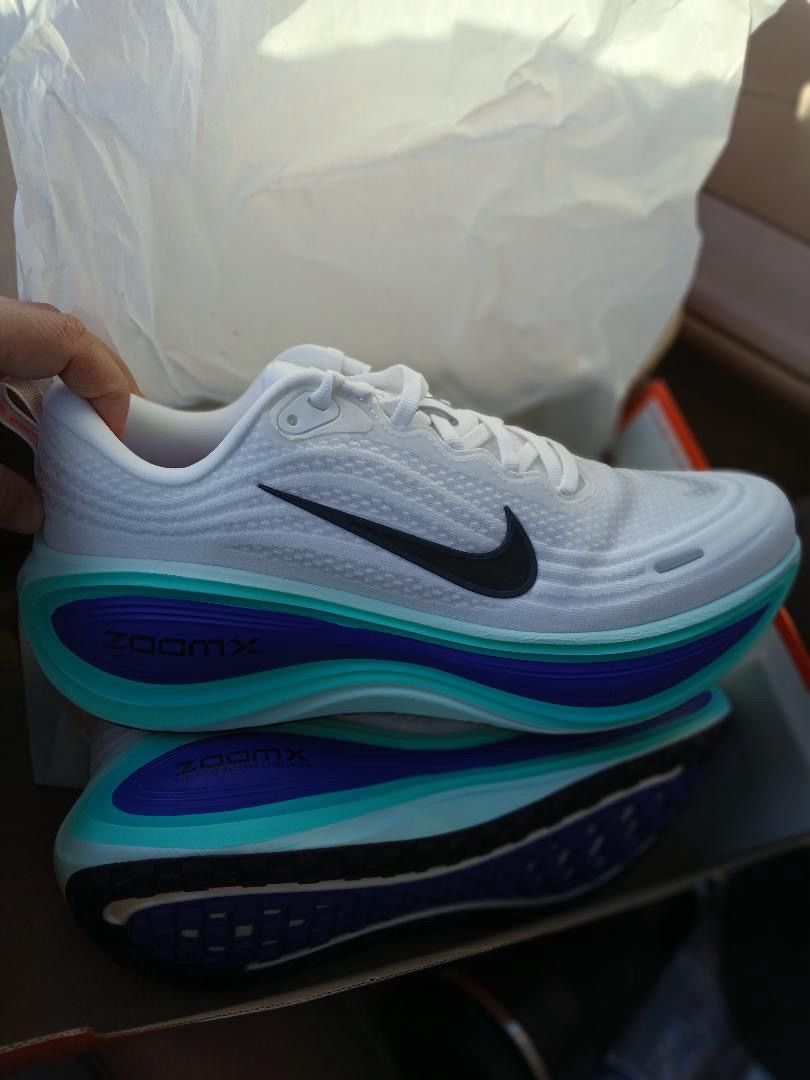 Nike Vomero Plus Road-Running Shoes – Men’s 9.5/ Women’s 11