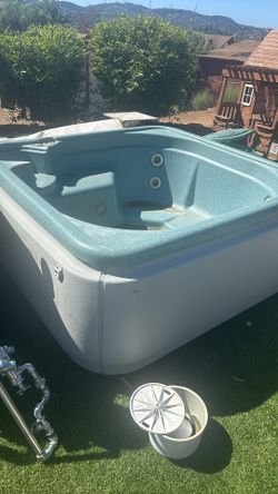 Free hot tub comes with cover a little dirty heater doesn’t work jet’s work perfectly