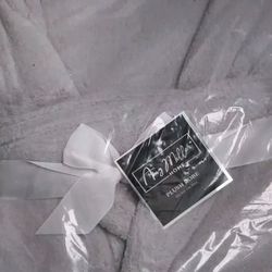 NEW Amy Miller Womens  Plush Robe One Size Fits Most. Gray color .seal