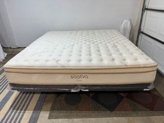 Like New! King Saatva Classic Luxury Firm Mattress - Delivery Available 