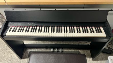 Roland F-130R Digital Piano