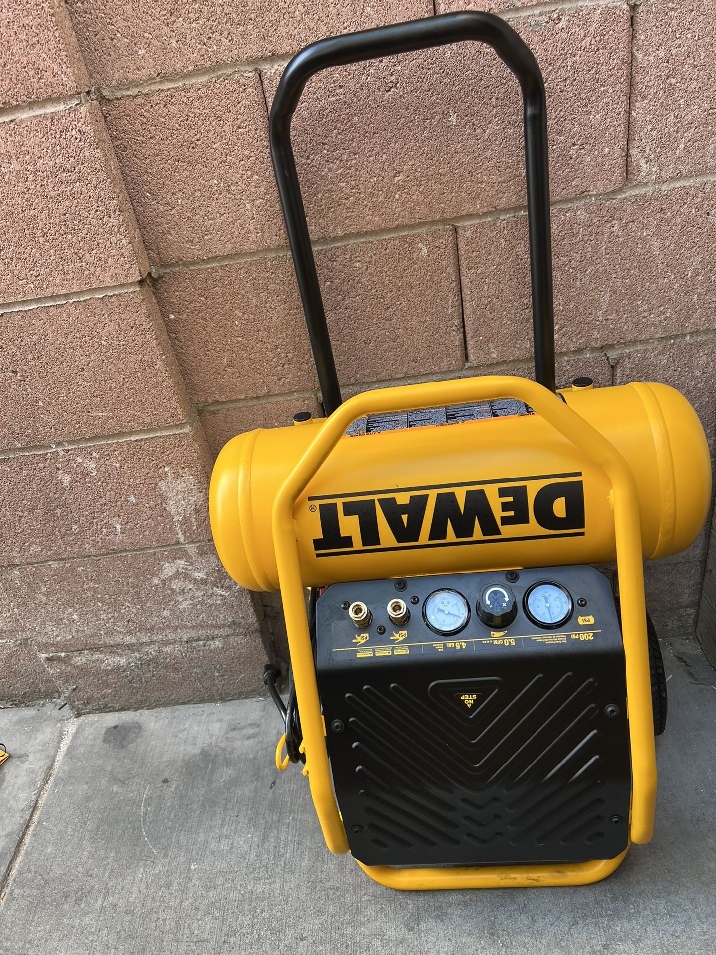 Dewalt Air Compressor 4.5gal 200 PSI 