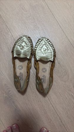 Gold Sandals (Huaraches) size 8
