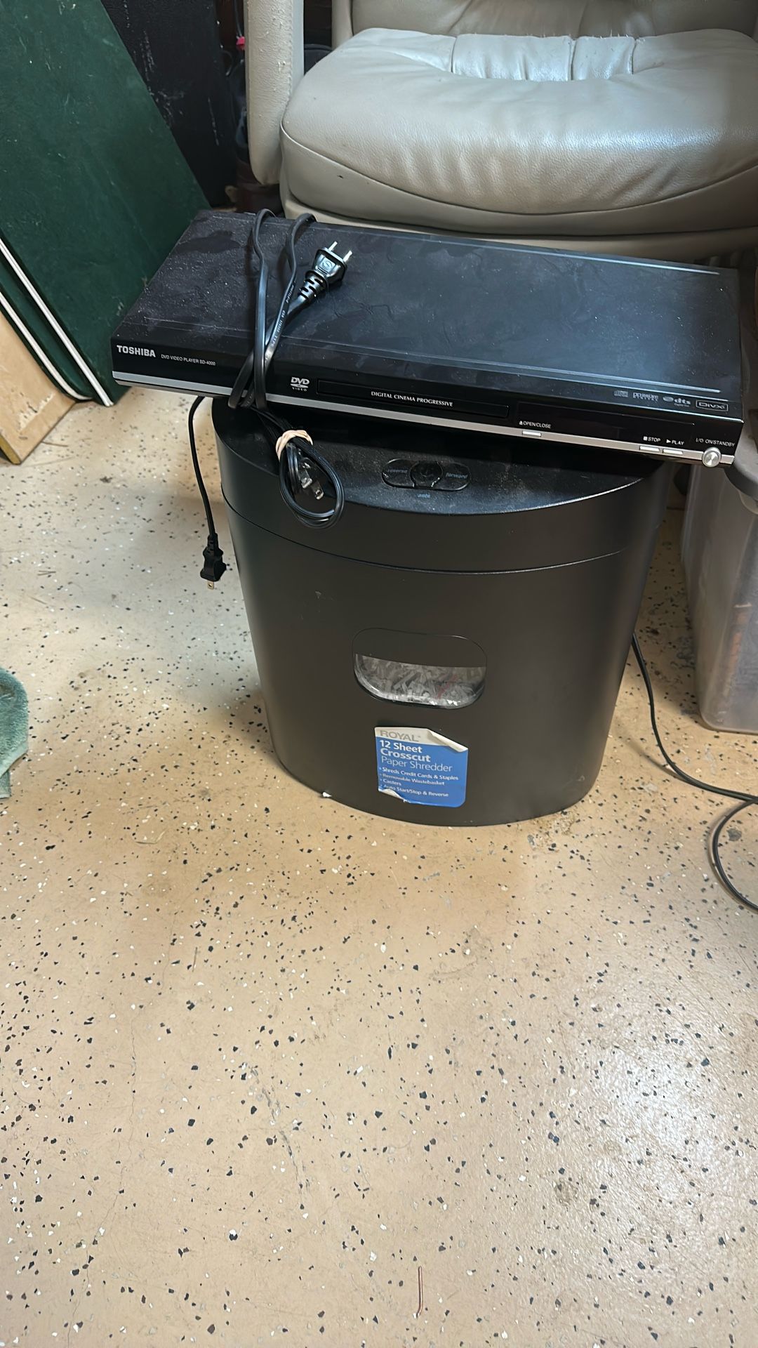 Paper Shredder / DVD PLAYER