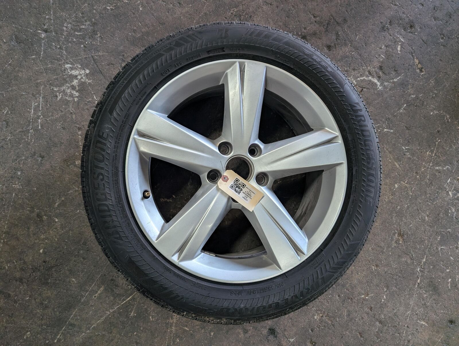 Wheel Rim 17 w Tire 21555 R17 2015 Volkswagen Passat 561601025A8Z8 2014 -2017 (V2541)