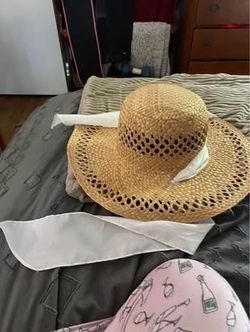 Straw sun hat with white tie