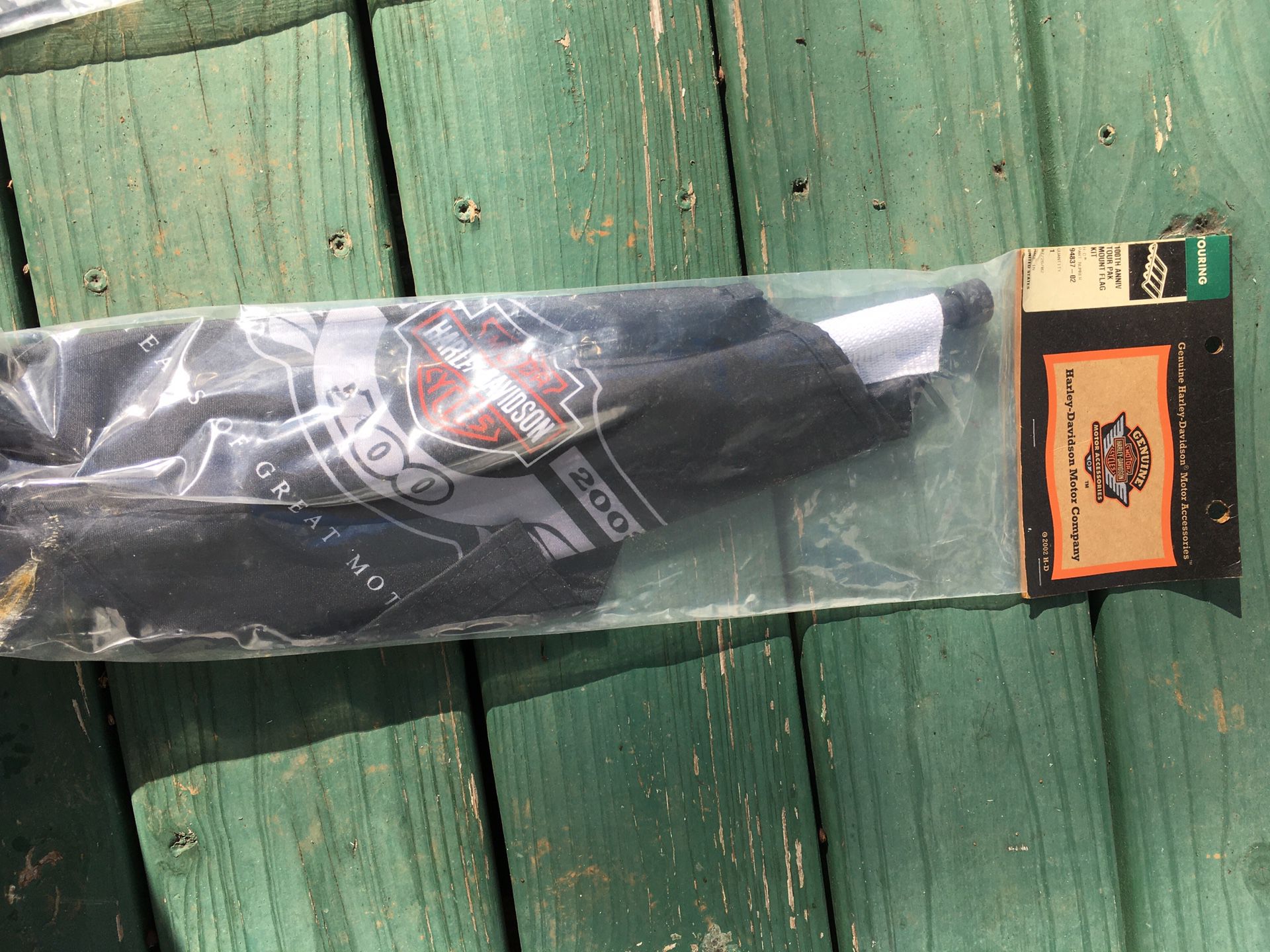 Harley Davidson 100th anniversary flag. Mounts on the tour pack.