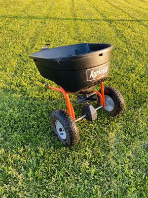 Photo Agri Fab 130LB Tow Behind Seed Spreader