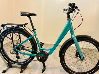 Gorgeous 2024  Giant Comfortable Hybrid | LOADED | LIKE NEW | 1-owner | Ready to Roll | Disc Brakes