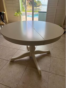 Beautiful IKEA Extendable Round Table – Seats 4–6