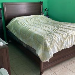 Queen bed, 6 Drawer Dresser and Mirror 