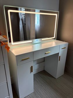 White vanity with light up mirror ♡