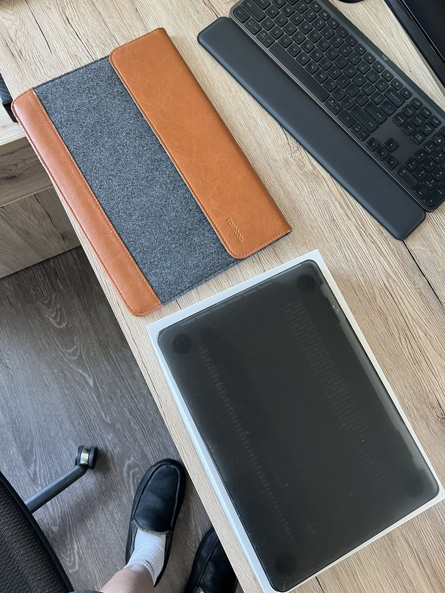 13-inch MacBook Pro - Space Gray 2016 Touch Bar + Case and Carry Pouch