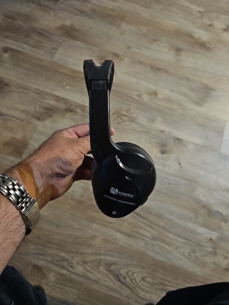 5 Audiovox Infrared Headphones