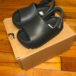 BRAND KIDS NEW YEEZY SLIDE SIZE 7K