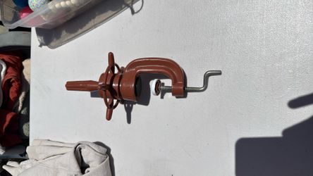 Mannequin doll head clamp