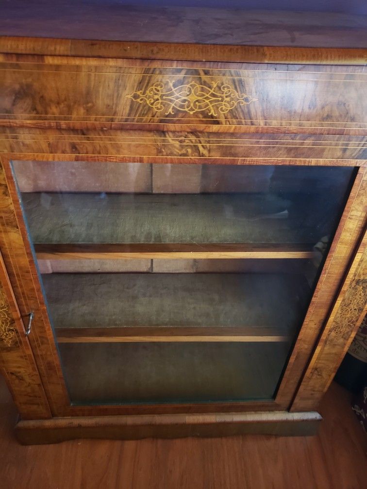 Beautiful vintage wooden display cabinet with door and key