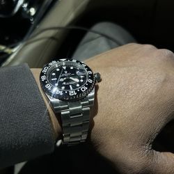 Luxurious Watch With Box And Paperwork 