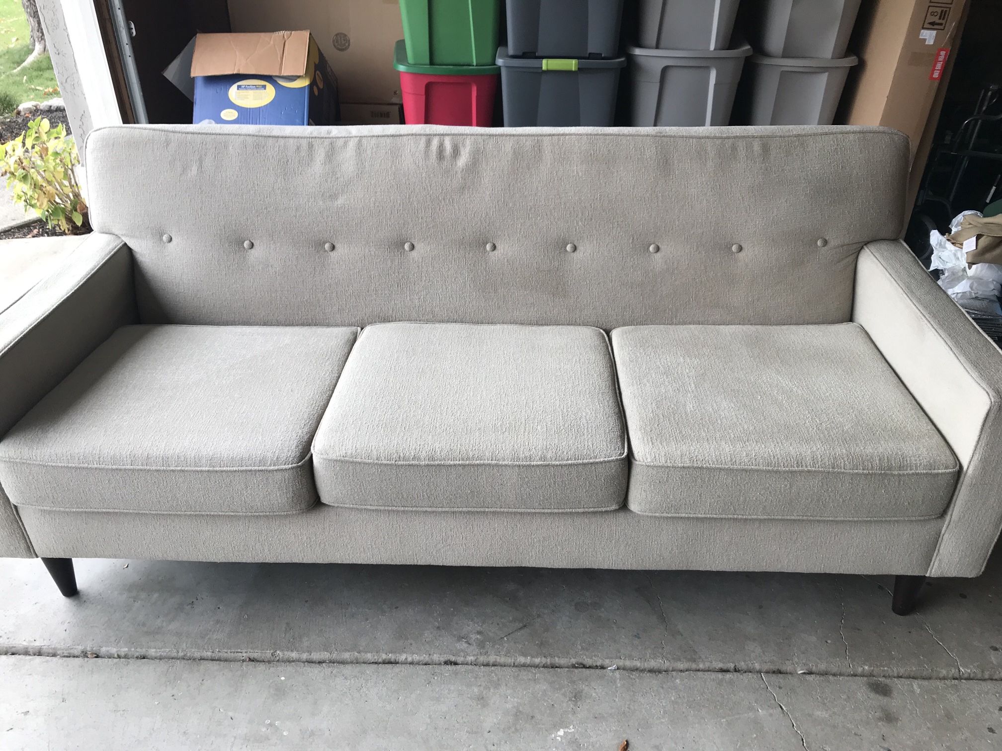 Comfortable 3-cushion couch