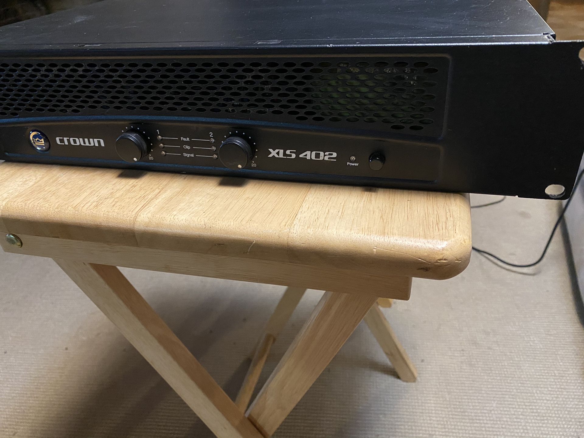 Crown XLS 402 power amplifier/amp