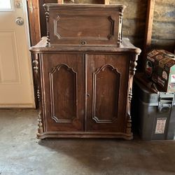 Old pedal operated sewing machine from the early 1900s.