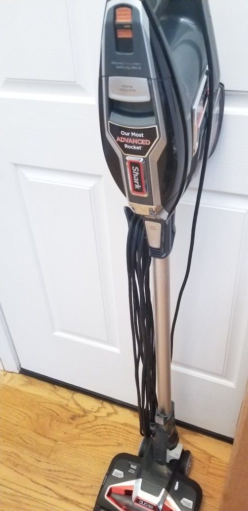 NEW cond SHARK NAVIGATOR VACUUM WITH AMAZING POWER SUCTION. , WORKS EXCELLENT. , IN THE BOX