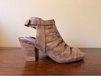 👡 Strappy Brown Heeled Sandals Naturalizer Brand Women’s Size 9.5